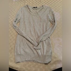 4/$20. Beige/Grey Long Sleeve V-Neck Top. Tag. Size Medium.